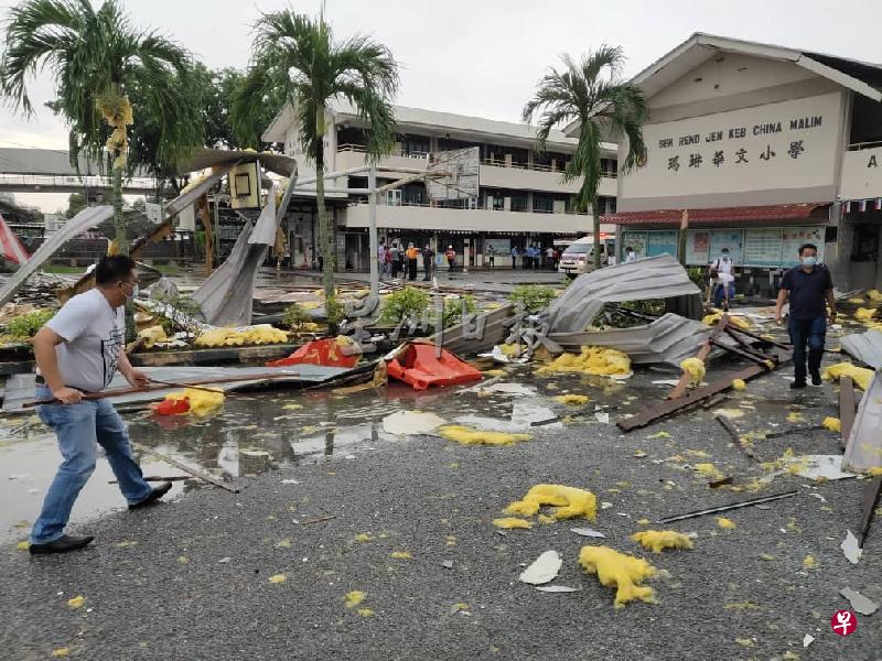 玛琳华小一建筑屋顶被吹落在篮球场上。(星洲日报) 玛琳华小一建筑屋顶被吹落在篮球场上。(星洲日报)