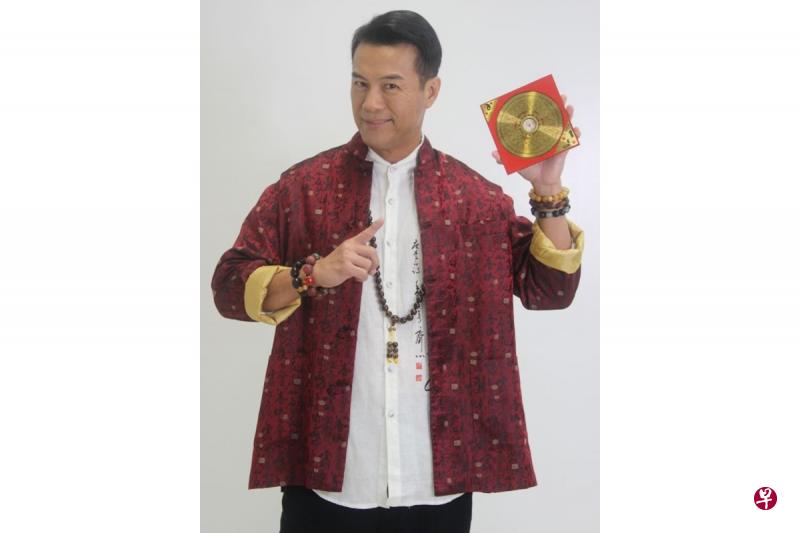 郑各评的风水师造型甚具说服力。(新传媒提供) 郑各评的风水师造型甚具说服力。(新传媒提供)