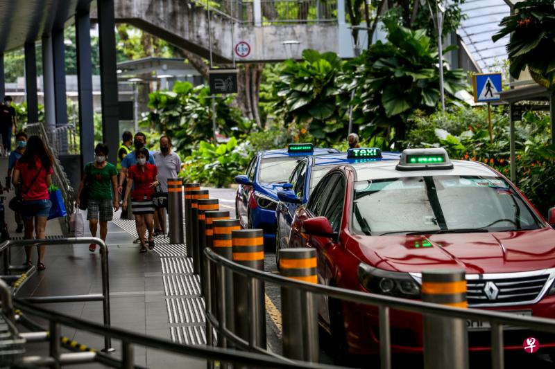 下个月1日起,有意考取德士司机职业执照和私人出租车司机职业执照的人士可向职总恒习报名上课。(档案照片) 下个月1日起,有意考取德士司机职业执照和私人出租车司机职业执照的人士可向职总恒习报名上课。(档案照片)