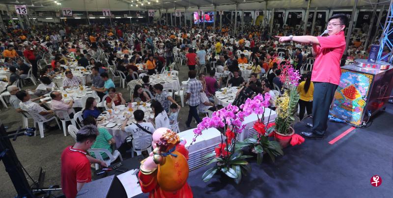 两年前的农历七月十五，约5000人出席韮菜芭城隍庙中元会的喊标宴。那一晚最受瞩目的发财炉得标价是13万8888元。（档案照）