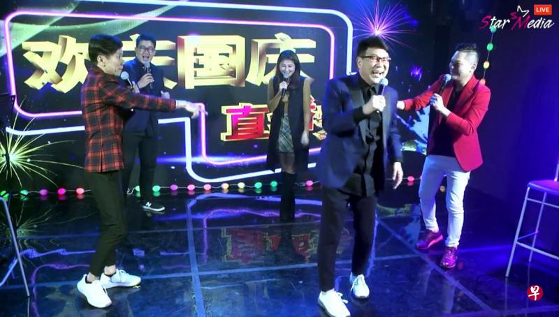 本月7日晚上,本地导演梁志强(右二)办国庆歌台直播,与唱将王雷(左起)、宏扬、温丝婷和曾咏恒献唱多首好歌,全场笑声不绝。(视频截图) 本月7日晚上,本地导演梁志强(右二)办国庆歌台直播,与唱将王雷(左起)、宏扬、温丝婷和曾咏恒献唱多首好歌,全场笑声不绝。(视频截图)