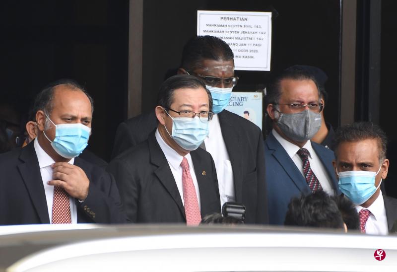 林冠英(左二)周二再次上庭面控,与他一起被控的还有他的妻子周玉清和女商人彭丽君。(法新社) 林冠英(左二)周二再次上庭面控,与他一起被控的还有他的妻子周玉清和女商人彭丽君。(法新社)