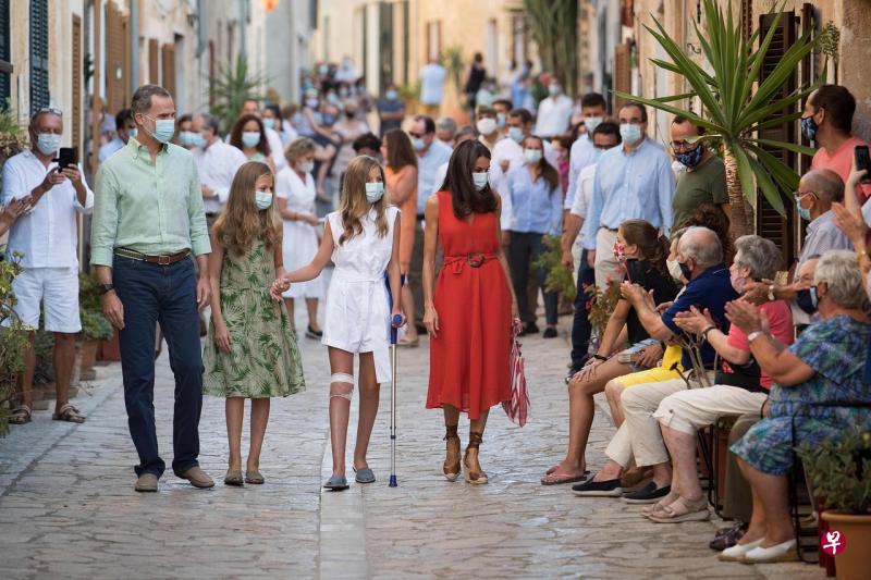 夏季炎炎,尽管西班牙仍未摆脱疫情,还是无阻西班牙国王费利佩(左)偕同妻女到马略卡岛的访问行程。(法新社) 夏季炎炎,尽管西班牙仍未摆脱疫情,还是无阻西班牙国王费利佩(左)偕同妻女到马略卡岛的访问行程。(法新社)