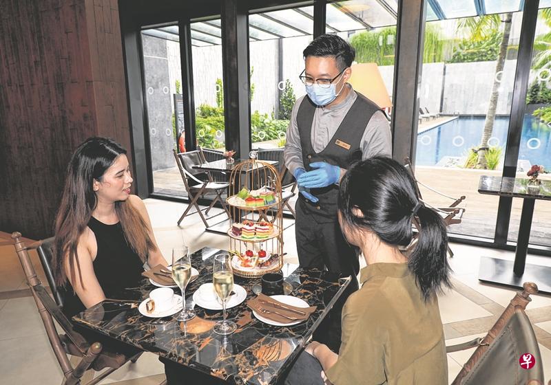 酒店改以拼盘方式取 代疫情前的自助餐,不 仅达到卫生要求,也能 避免浪费食物。(林国明摄) 酒店改以拼盘方式取 代疫情前的自助餐,不 仅达到卫生要求,也能 避免浪费食物。(林国明摄)