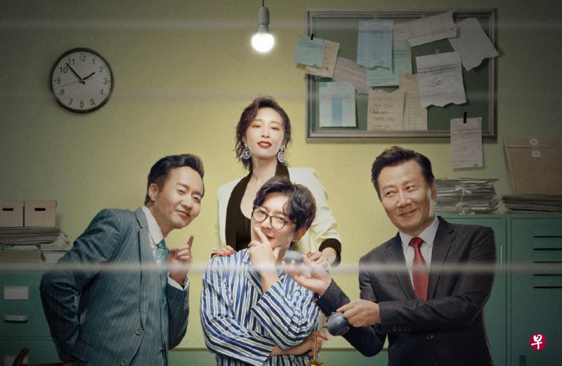 《我是余欢水》里,余欢水(前排中)和居心不良的同事互相算计。 《我是余欢水》里,余欢水(前排中)和居心不良的同事互相算计。