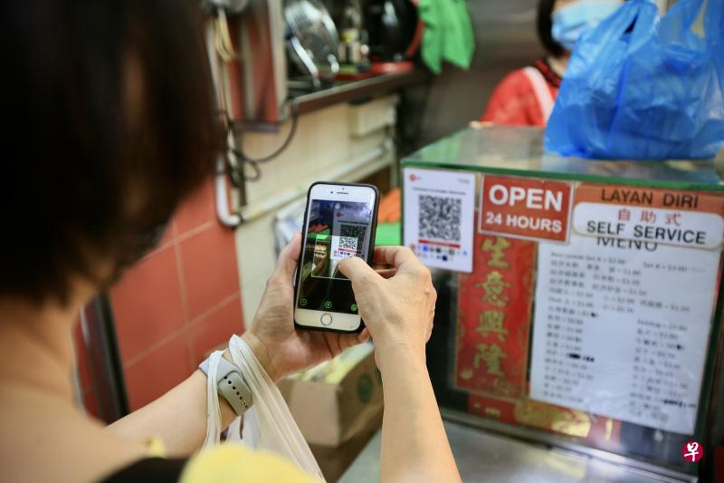 鼓励小贩采用电子付费的计划推出两个月至今,已有5400名小贩开通SGQR,当中有超过2000名小贩已获得300元奖励金。(严宣融摄) 鼓励小贩采用电子付费的计划推出两个月至今,已有5400名小贩开通SGQR,当中有超过2000名小贩已获得300元奖励金。(严宣融摄)