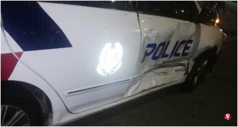 司机逃跑时撞上警车，警车车门被撞出凹痕。（档案照片） 