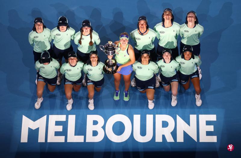 澳网赛事总监蒂利对明年澳网会如期在墨尔本举行充满信心。图为今年澳网女单冠军、美国的索菲亚·肯宁夺冠后和球童合影。(路透社档案照片) 澳网赛事总监蒂利对明年澳网会如期在墨尔本举行充满信心。图为今年澳网女单冠军、美国的索菲亚·肯宁夺冠后和球童合影。(路透社档案照片)