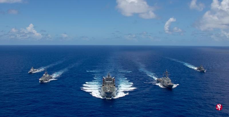 新加坡海军部队的威武级护卫舰精湛号(左二)前天完成为期11天的多国军舰联合航行训练,与另五艘来自澳大利亚、文莱、日本和美国的战舰,从美国关岛航行至夏威夷,途中进行一系列训练。(美国海军提供) 新加坡海军部队的威武级护卫舰精湛号(左二)前天完成为期11天的多国军舰联合航行训练,与另五艘来自澳大利亚、文莱、日本和美国的战舰,从美国关岛航行至夏威夷,途中进行一系列训练。(美国海军提供)