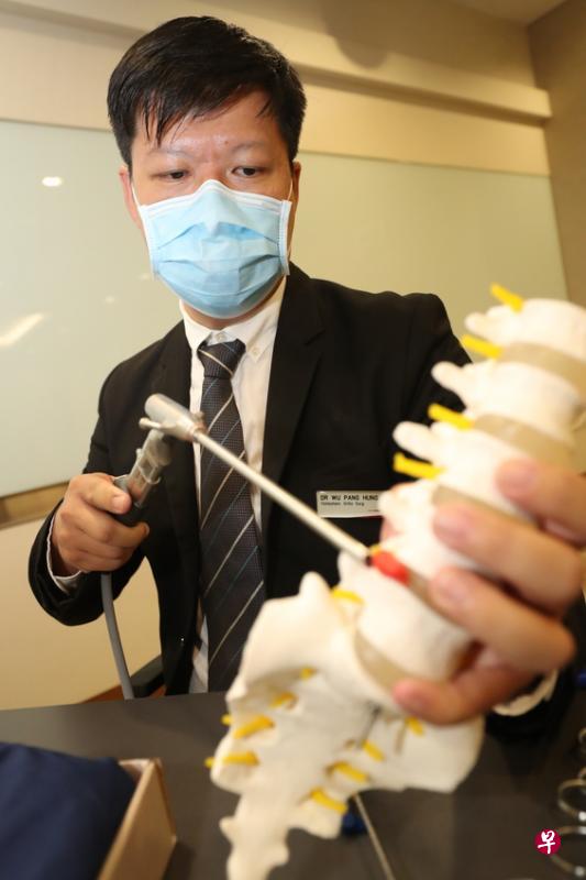 黄廷方综合医院是东南亚首个将内窥镜椎间盘切除术程序化的医院。负责领导团队的胡鹏鸿医生指出,用内窥镜深入脊椎切除椎盘,副作用比传统手术少。(陈来福摄) 黄廷方综合医院是东南亚首个将内窥镜椎间盘切除术程序化的医院。负责领导团队的胡鹏鸿医生指出,用内窥镜深入脊椎切除椎盘,副作用比传统手术少。(陈来福摄)