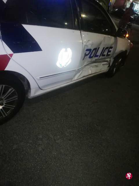 男子直撞警车两三次,导致警车的车门被撞到凹陷。(受访者提供) 男子直撞警车两三次,导致警车的车门被撞到凹陷。(受访者提供)