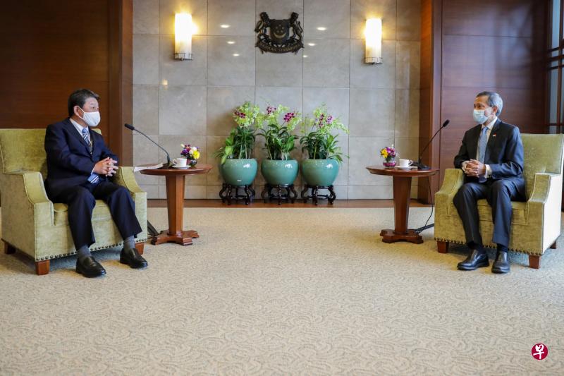 日本外交部长茂木敏充(左)和我国外长维文医生针对区域和国际事态发展进行了探讨。(新加坡外交部提供) 日本外交部长茂木敏充(左)和我国外长维文医生针对区域和国际事态发展进行了探讨。(新加坡外交部提供)