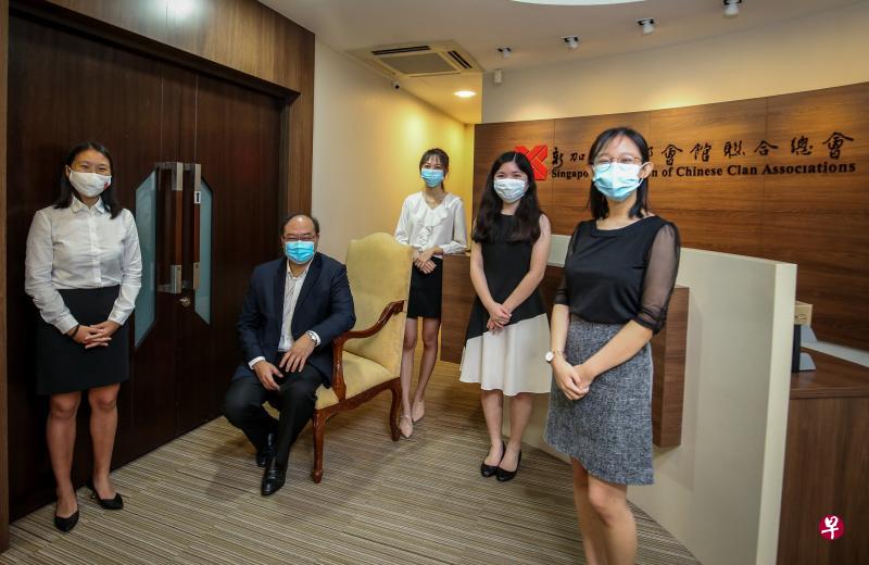 宗乡总会会长陈奕福（左二）昨天颁发2020年度的宗乡总会奖学金，奖学金得主包括：（左起）石馨瑶、白宁萱、李心颖和杨欣泽。郭姵妤未能出席颁奖仪式。（叶振忠摄）