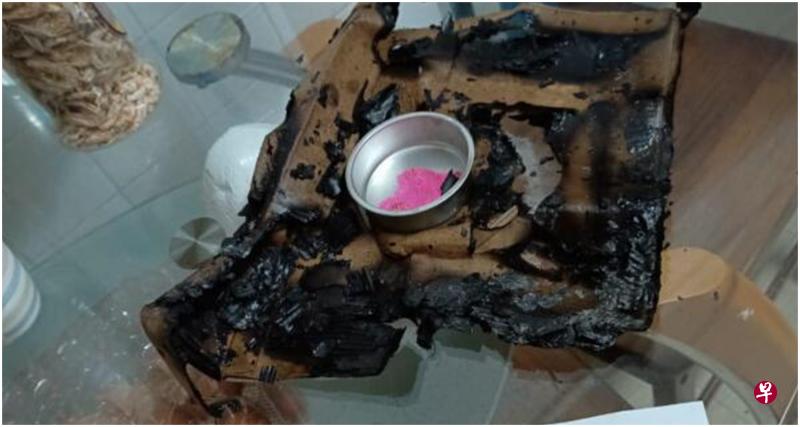 李先生称昨晚加热烤鱼时,纸盒托不知何故着火,让夫妻俩饱受惊吓。(受访者提供) 李先生称昨晚加热烤鱼时,纸盒托不知何故着火,让夫妻俩饱受惊吓。(受访者提供)