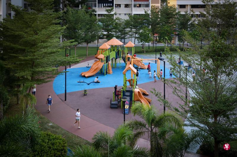 工人党管理的市镇会在大选前发给居民的《好邻居》刊物中列出区内翻新项目,其中部分游乐场与健身角落的维修与翻新,在政府的邻里更新计划下获得拨款,包括这个位于勿洛水池路的广场、2015年底完成的项目。(林泽锐摄) 工人党管理的市镇会在大选前发给居民的《好邻居》刊物中列出区内翻新项目,其中部分游乐场与健身角落的维修与翻新,在政府的邻里更新计划下获得拨款,包括这个位于勿洛水池路的广场、2015年底完成的项目。(林泽锐摄)