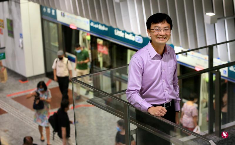 主管实地视察能激励员工,让他们觉得上司在乎他们的工作。我须要亲自下去,因为我想改变观念和文化。即将卸下陆交局局长职务的鄞云斌认为,主管和工程人员应经常到隧道和工地实地了解地铁营运和维修工作,这样才能掌握实际情况。(严宣融摄) 主管实地视察能激励员工,让他们觉得上司在乎他们的工作。我须要亲自下去,因为我想改变观念和文化。即将卸下陆交局局长职务的鄞云斌认为,主管和工程人员应经常到隧道和工地实地了解地铁营运和维修工作,这样才能掌握实际情况。(严宣融摄)