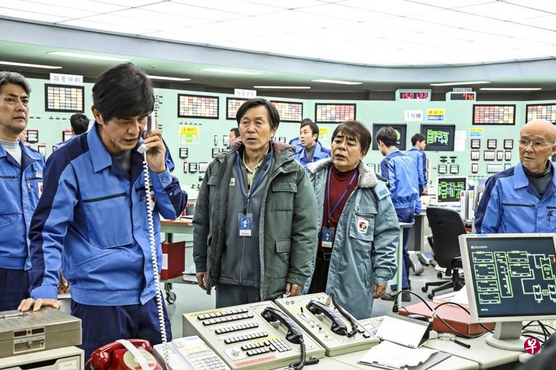 《福岛50》的故事基本都发生在室内,一不小心,就会陷入沉闷。佐藤浩市(前排左一)却能将人物情感挤压在内心深处翻滚酝酿。(剧照/互联网) 《福岛50》的故事基本都发生在室内,一不小心,就会陷入沉闷。佐藤浩市(前排左一)却能将人物情感挤压在内心深处翻滚酝酿。(剧照/互联网)