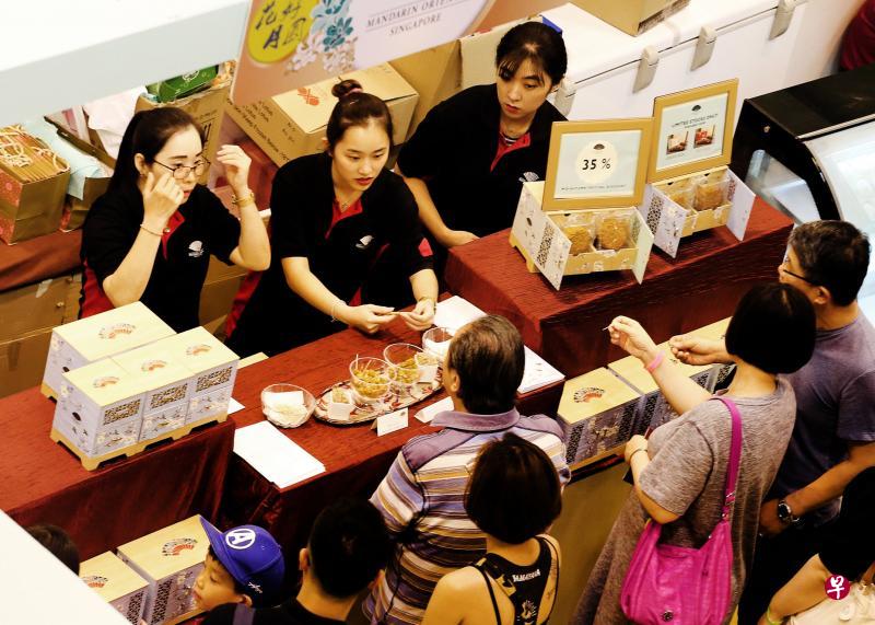 往年商家会办大型中秋展销会,让顾客现场试吃,但防疫当前,今年各购物商场中庭都不允许举办任何活动,因此好些商家料转向线上销售。(档案照片) 往年商家会办大型中秋展销会,让顾客现场试吃,但防疫当前,今年各购物商场中庭都不允许举办任何活动,因此好些商家料转向线上销售。(档案照片)