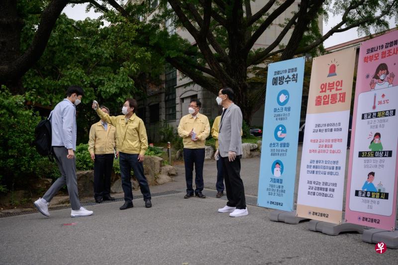 韩国与“爱第一教会”有关的冠病确诊病例截至星期天(16日)已达249起。(法新社) 韩国与“爱第一教会”有关的冠病确诊病例截至星期天(16日)已达249起。(法新社)