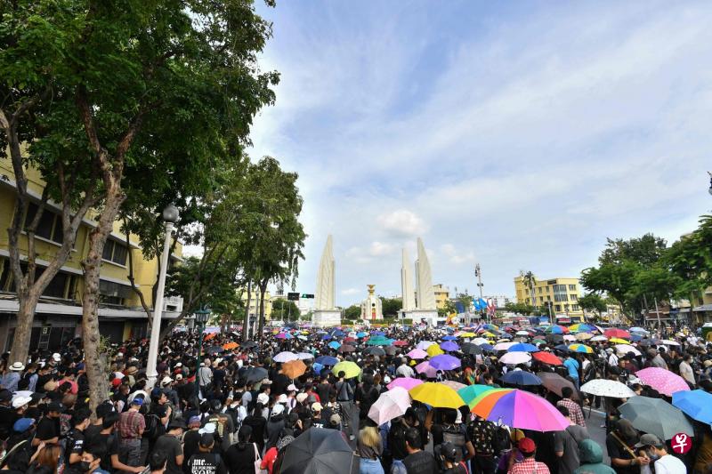 泰国数千名学生示威者聚集在曼谷民主纪念碑前举行反政府抗议示威活动,抗议泰国当局先前逮捕三名民主运动领袖。(法新社) 泰国数千名学生示威者聚集在曼谷民主纪念碑前举行反政府抗议示威活动,抗议泰国当局先前逮捕三名民主运动领袖。(法新社)