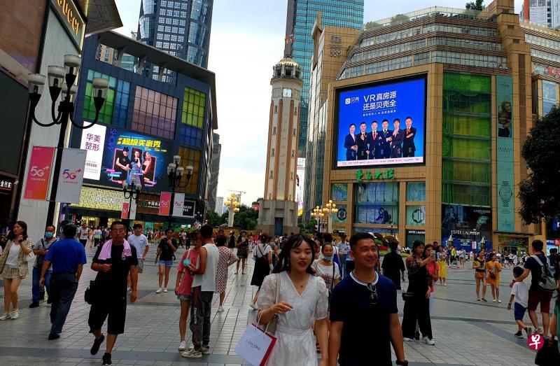 8月初重庆的盛夏高温酷热吓不走游兴,著名地标解放碑商圈到处可见游人。(王纬温摄) 8月初重庆的盛夏高温酷热吓不走游兴,著名地标解放碑商圈到处可见游人。(王纬温摄)