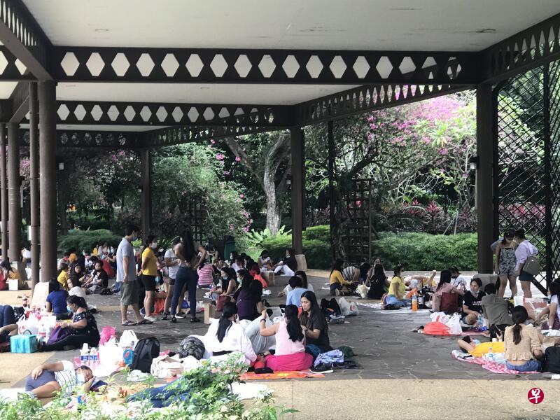 厕所附近的有盖广场内，聚集约30组女佣。（林艺君摄）