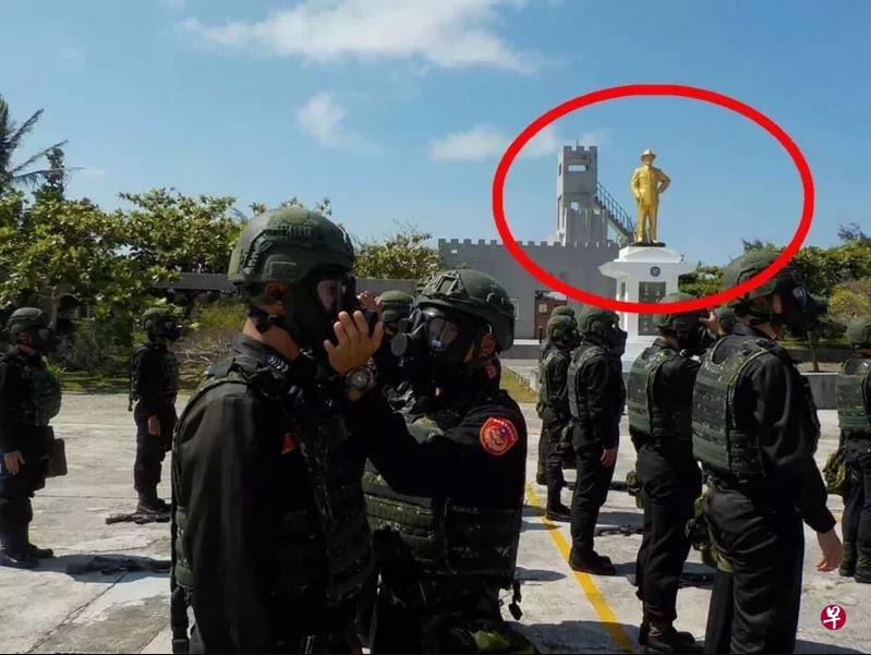 台湾控制的东沙岛罕见“金身”蒋介石铜像(红圈内)遭移除,国民党徽也被拔。(联合新闻网) 台湾控制的东沙岛罕见“金身”蒋介石铜像(红圈内)遭移除,国民党徽也被拔。(联合新闻网)