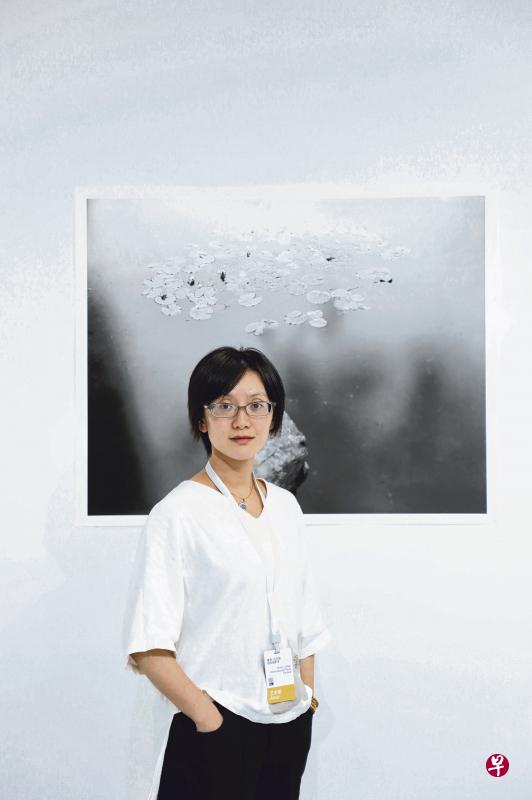 周仰集摄影师、译者、教师身份于一身。 （受访者提供）