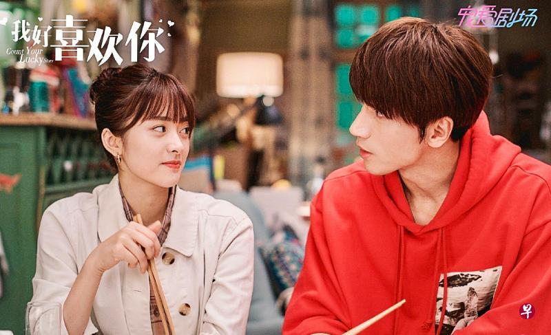 言承旭(右)是2001年版道明寺,与小20岁的“2018版杉菜”沈月合演《我好喜欢你》。(互联网) 言承旭(右)是2001年版道明寺,与小20岁的“2018版杉菜”沈月合演《我好喜欢你》。(互联网)