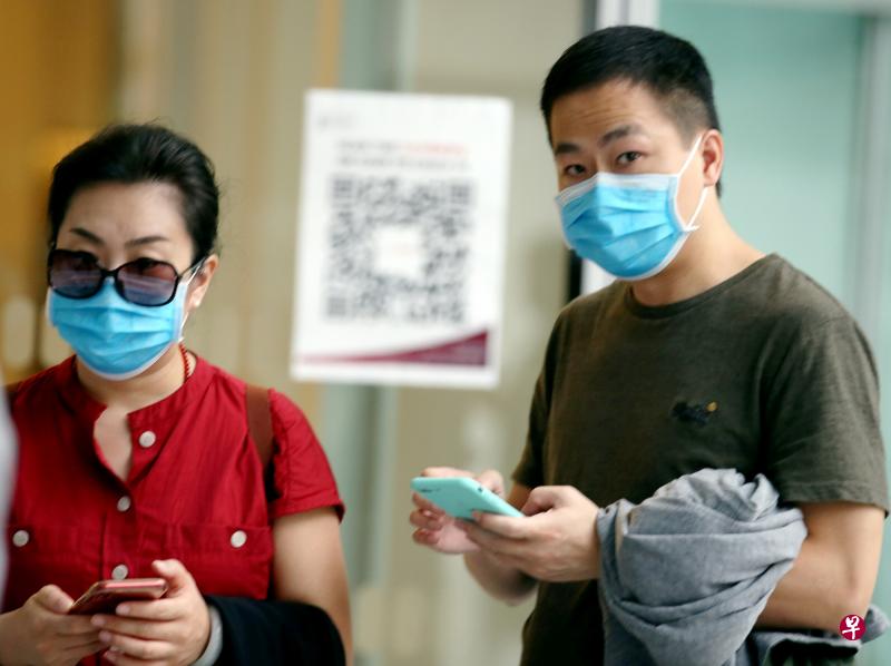 来自武汉的中国籍夫妻胡俊(右)和石沙被卫生部援引传染病法令提控。(海峡时报) 来自武汉的中国籍夫妻胡俊(右)和石沙被卫生部援引传染病法令提控。(海峡时报)