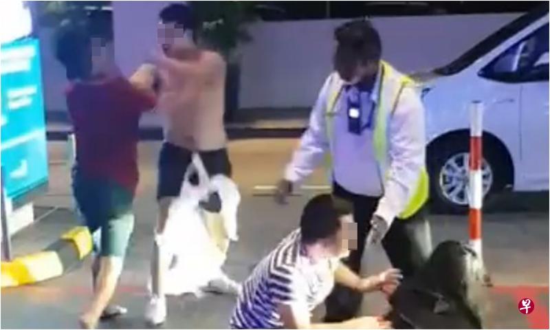 保安后来到场劝架,三人才停止打架。(档案照片) 保安后来到场劝架,三人才停止打架。(档案照片)