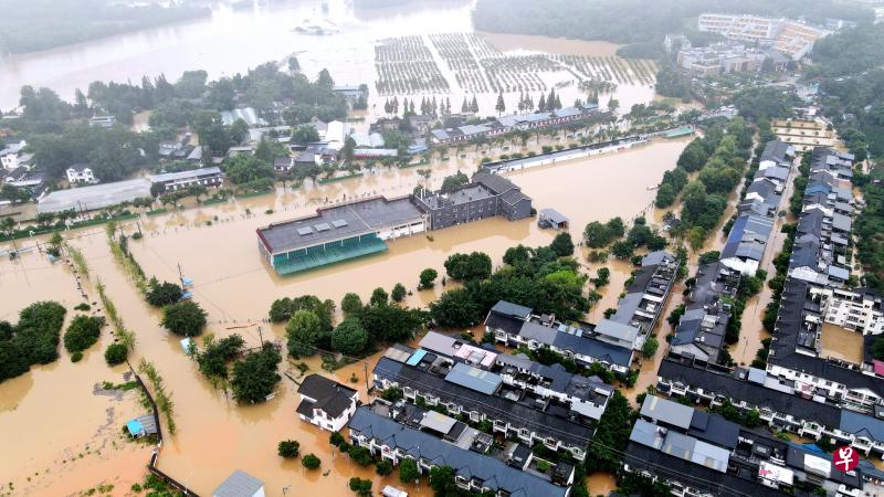 四川多地遭遇暴雨洪涝灾害,有2100多年历史的成都黄龙溪古镇严重受灾,所处府河和鹿溪河水位也超出警戒水位,据中国媒体报道,截至昨天上午当局防汛紧急转移了7026人,其中包括景区内商户及游客。这是8月17日航拍的黄龙溪古镇。(中新社) 四川多地遭遇暴雨洪涝灾害,有2100多年历史的成都黄龙溪古镇严重受灾,所处府河和鹿溪河水位也超出警戒水位,据中国媒体报道,截至昨天上午当局防汛紧急转移了7026人,其中包括景区内商户及游客。这是8月17日航拍的黄龙溪古镇。(中新社)