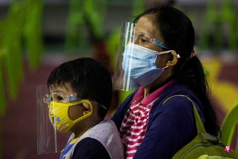 菲律宾总统府提醒马尼拉市民,到商业区、室内工作场所或使用公共交通都必须戴口罩和脸部防护罩。(路透社) 菲律宾总统府提醒马尼拉市民,到商业区、室内工作场所或使用公共交通都必须戴口罩和脸部防护罩。(路透社)