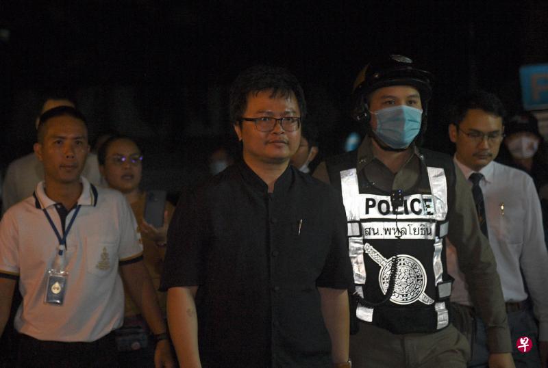 泰国人权律师阿农(中)周三被捕。(路透社) 泰国人权律师阿农(中)周三被捕。(路透社)