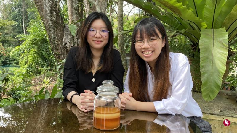 黄淑慧（右）和王凯琳（左）成功将玻璃罐中的发酵茶副产品，制成对环境没有负面影响的纯素皮革，获得科普创新大赛的第一名。（共和理工学院提供）