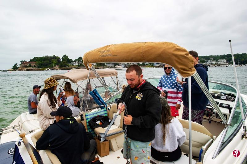 夏日是年轻人挥洒活力的季节,却也是病毒传播更活跃的时候。图为美国东岸的马萨诸塞州,年轻人将停靠海边的游艇系在一起,邀来好友聚会,周末时游艇更多达数百艘。该州政府上周末紧急下令,禁止游艇系在一起,还必须保持防疫安全距离。(法新社) 夏日是年轻人挥洒活力的季节,却也是病毒传播更活跃的时候。图为美国东岸的马萨诸塞州,年轻人将停靠海边的游艇系在一起,邀来好友聚会,周末时游艇更多达数百艘。该州政府上周末紧急下令,禁止游艇系在一起,还必须保持防疫安全距离。(法新社)