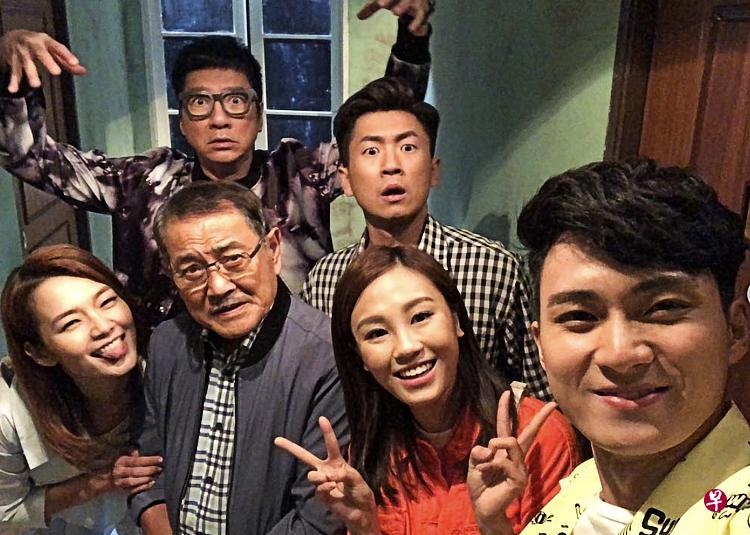 周嘉洛(前排右一)、马贯东(后排右一)和演“送水辉”的许家杰因《爱·回家之开心速递》受瞩目。(互联网) 周嘉洛(前排右一)、马贯东(后排右一)和演“送水辉”的许家杰因《爱·回家之开心速递》受瞩目。(互联网)