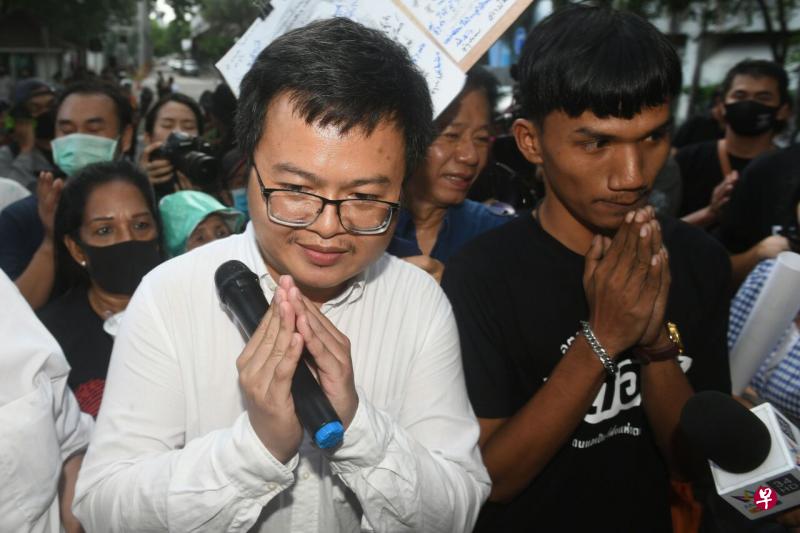 泰国法庭周三向人权律师阿农(左)和学生领袖帕努蓬(右)发出逮捕令。(法新社) 泰国法庭周三向人权律师阿农(左)和学生领袖帕努蓬(右)发出逮捕令。(法新社)