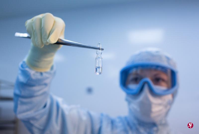 俄罗斯第一款获得国内监管机构批准的冠状病毒疾病(COVID-19)疫苗,将对超过4万人进行大规模测试。(彭博社) 俄罗斯第一款获得国内监管机构批准的冠状病毒疾病(COVID-19)疫苗,将对超过4万人进行大规模测试。(彭博社)