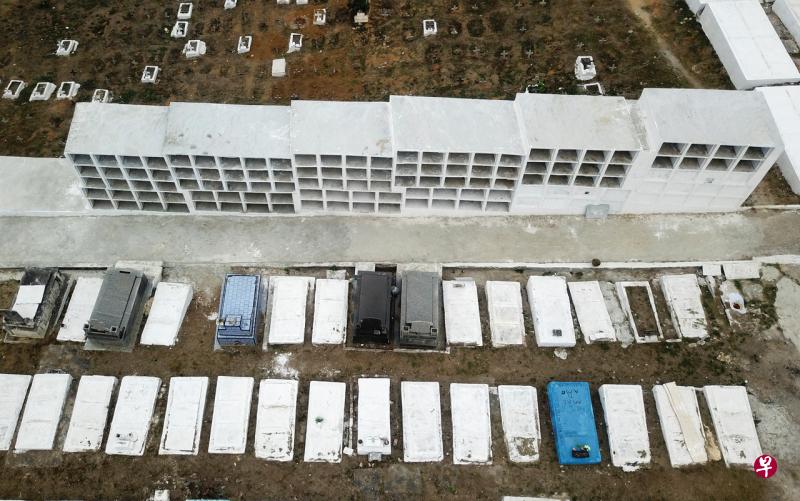 距离里约热内卢不远,位于诺瓦伊瓜苏市的这座坟场,专用于安葬冠病死者。(路透社) 距离里约热内卢不远,位于诺瓦伊瓜苏市的这座坟场,专用于安葬冠病死者。(路透社)