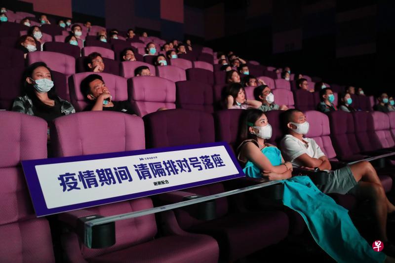 上海影院放映厅内,观众保持安全距离观影。(中新社) 上海影院放映厅内,观众保持安全距离观影。(中新社)