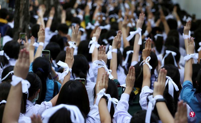 泰国的民主运动扩大到高中学府。周三在曼谷的泰国教育部门外,大批身穿校服的高中生聚集示威,抗议教育制度僵化过时。他们用白丝带扎头发、系在手腕或书包上,表示与民主改革紧紧团结。(法新社) 泰国的民主运动扩大到高中学府。周三在曼谷的泰国教育部门外,大批身穿校服的高中生聚集示威,抗议教育制度僵化过时。他们用白丝带扎头发、系在手腕或书包上,表示与民主改革紧紧团结。(法新社)