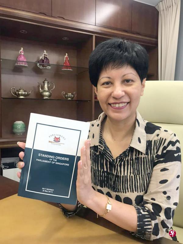 总理公署部长兼财政部和国家发展部第二部长英兰妮阅读国会的议事常规,为出任国会领袖作准备。(取自面簿) 总理公署部长兼财政部和国家发展部第二部长英兰妮阅读国会的议事常规,为出任国会领袖作准备。(取自面簿)