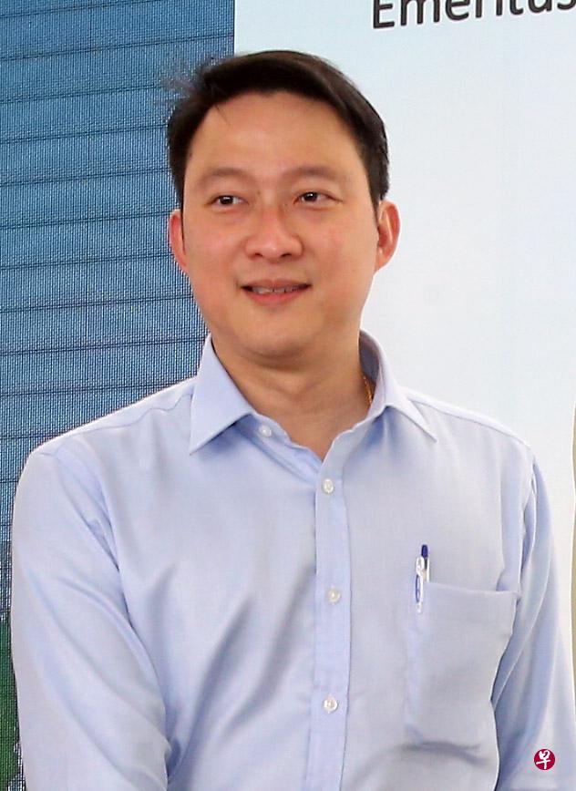 原交通部兼卫生部高级政务部长蓝彬明医生,9月1日重起加入鹰眼科中心,出任总裁兼小儿眼科和成人斜视部门主任。 原交通部兼卫生部高级政务部长蓝彬明医生,9月1日重起加入鹰眼科中心,出任总裁兼小儿眼科和成人斜视部门主任。