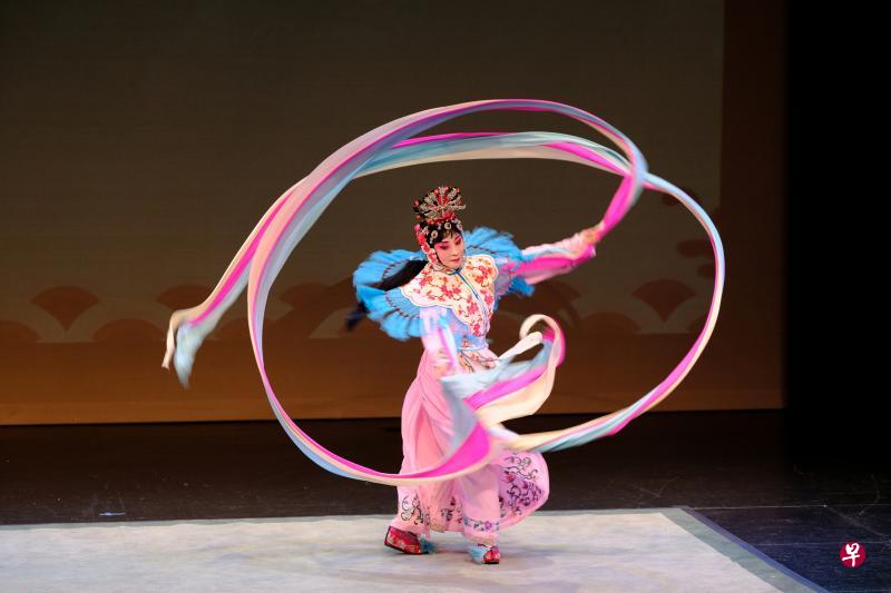 《天女散花》这出有吉祥祝福寓意的好戏中,“天女”一角将由黄萍饰演。 《天女散花》这出有吉祥祝福寓意的好戏中,“天女”一角将由黄萍饰演。