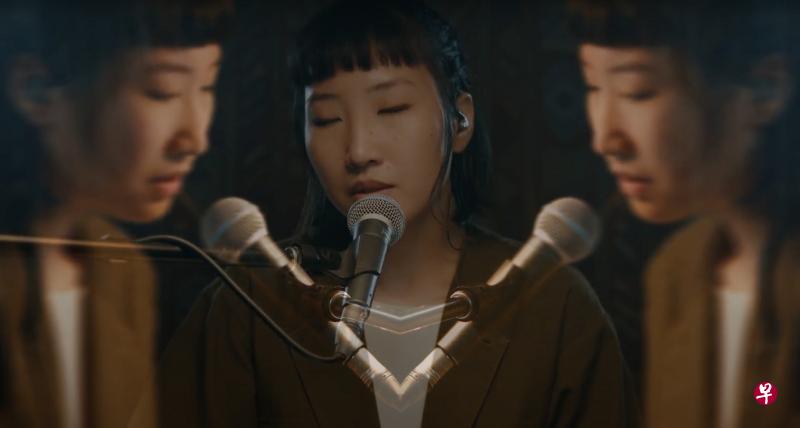Weish的“Be Here, With Me”探讨从阴影中走出来的勇气,以及自我解放。(Checkpoint Theatre提供) Weish的“Be Here, With Me”探讨从阴影中走出来的勇气,以及自我解放。(Checkpoint Theatre提供)