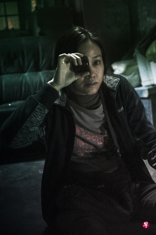 林嘉欣《死因无可疑》以敲破的玻璃瓶“刺”自己的眼窝。(mm2娱乐提供) 林嘉欣《死因无可疑》以敲破的玻璃瓶“刺”自己的眼窝。(mm2娱乐提供)