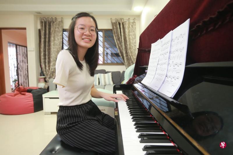 教育部教学奖学金得主林佳諠自小失去右臂,但这从来没有妨碍她的学习,并且学会弹钢琴。她希望投身教育,帮助学生发掘自身潜力。(唐家鸿摄) 教育部教学奖学金得主林佳諠自小失去右臂,但这从来没有妨碍她的学习,并且学会弹钢琴。她希望投身教育,帮助学生发掘自身潜力。(唐家鸿摄)