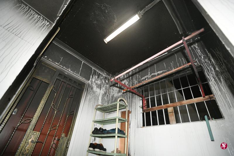 火患发生在淡滨尼4道第809座组屋;起火单位的门口被浓烟熏黑。(蔡振鸿摄) 火患发生在淡滨尼4道第809座组屋;起火单位的门口被浓烟熏黑。(蔡振鸿摄)
