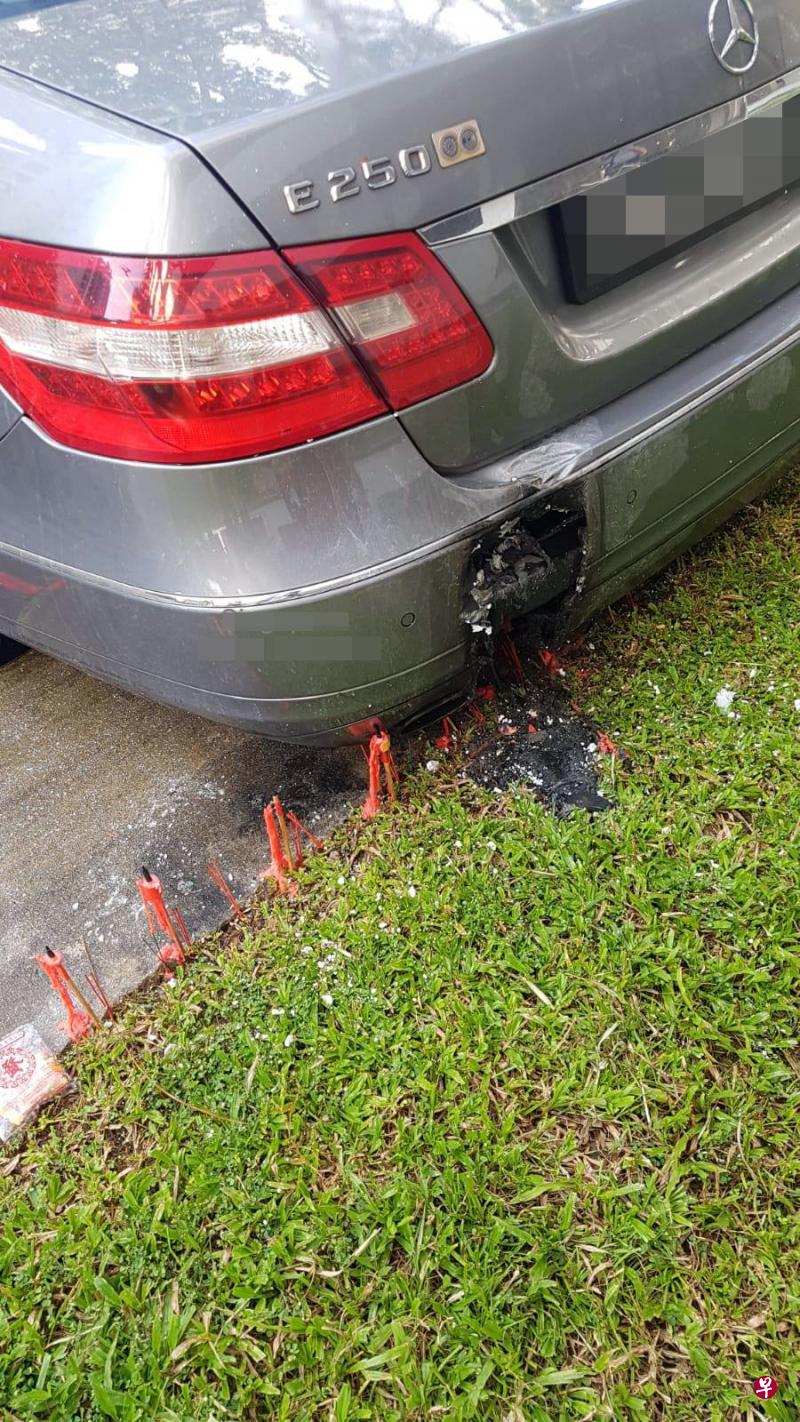 马赛地的车尾和一小块草坪被蜡烛烧黑,车尾下方则有已经融化的蜡块。(取自网络) 马赛地的车尾和一小块草坪被蜡烛烧黑,车尾下方则有已经融化的蜡块。(取自网络)